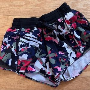lululemon hotty hot shorts 2.5”